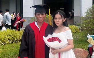 Nữ sinh khoác áo cử nhân cho cha trong ngày tốt nghiệp gây xúc động mạnh