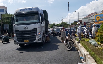 Tiền Giang: Xe máy và xe đầu kéo va nhau, bé gái tử vong trên đường đi học về