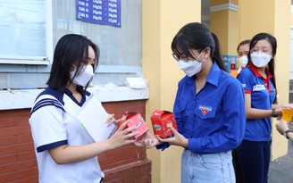 Thanh niên tình nguyện túc trực hỗ trợ thí sinh thi tốt nghiệp THPT