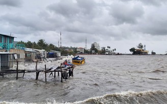 Sóng đánh lật ghe, 2 người mất tích ở Phú Quốc: Tìm thấy thi thể người con