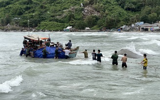 Kiên Giang: Kéo thành công 2 tàu cá bị chìm trên biển vào bờ