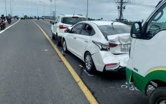 Tai nạn liên hoàn trên cầu vượt nút giao cao tốc Trung Lương - Mỹ Thuận