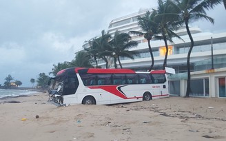 Tai nạn ở Phú Quốc: Xe khách 46 chỗ tông bể rào chắn, suýt lao xuống biển