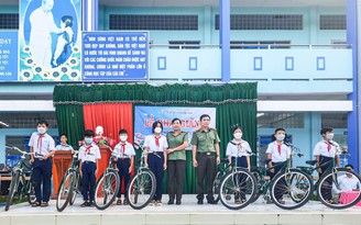 Tặng xe đạp cho học sinh nghèo Cần Thơ nhân dịp năm học mới