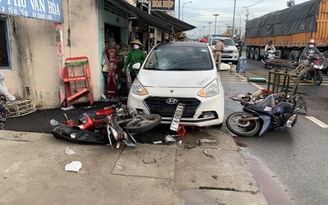 Tai nạn ở Tiền Giang: Xe 4 chỗ va chạm 2 xe máy khiến 2 người bị thương