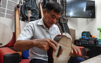 Nghệ nhân “độc nhất miền Tây” chuyên sửa các loại đàn cổ