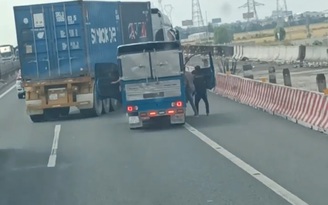 Xe đầu kéo chặn xe tải trên cao tốc TP.HCM - Trung Lương để giải quyết mâu thuẫn