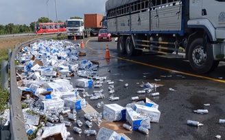 Hàng trăm thùng bia đổ xuống đường ở nút giao cao tốc TP.HCM - Trung Lương