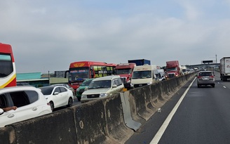 Cao tốc TP.HCM - Trung Lương kẹt xe gần 10 km do 2 vụ tai nạn liên tiếp