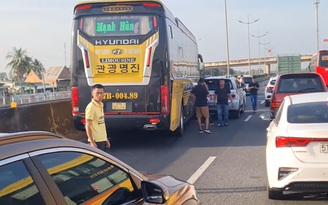 Tai nạn liên hoàn trên cao tốc TP.HCM - Trung Lương, kẹt xe kéo dài