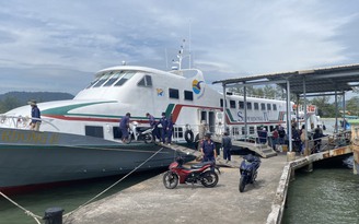 Phú Quốc 29 tháng chạp: Bến tàu, sân bay thưa thớt