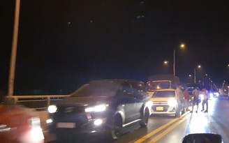 Cầu Rạch Miễu ùn tắc gần 1 tiếng đồng hồ vì tai nạn trong sáng 29 tết