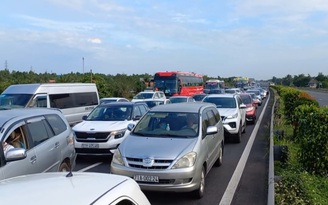 Tai nạn trên cao tốc TP.HCM - Trung Lương sáng mùng 2 tết, kẹt xe nhiều cây số