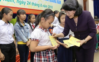 Phó chủ tịch nước trao quà cho con em chiến sĩ, ngư dân Quảng Nam