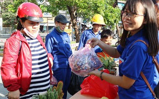 Người Hội An mang rác thải đi đổi... quà