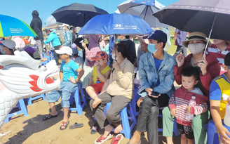 Đội nắng gắt xem đua thuyền rồng ở huyện Xuyên Mộc, Bà Rịa-Vũng Tàu