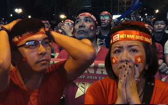 Cổ động viên buồn bã khi Việt Nam thua Thái Lan ở chung kết AFF Cup 2022