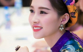 Hoa hậu Đặng Thu Thảo đẹp không tì vết trên ghế nóng