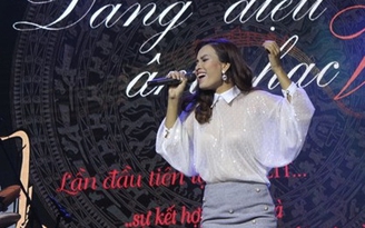 Ái Phương hát ‘Tôi thấy hoa vàng trên cỏ xanh’ khiến sinh viên mê tít