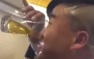 Nốc cạn ly bia bằng... mũi