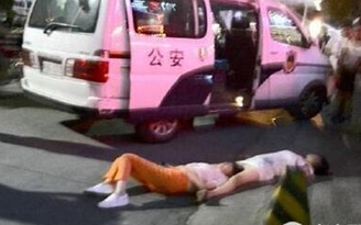 Hai phụ nữ Trung Quốc ngất xỉu sau khi cãi nhau 8 tiếng không nghỉ