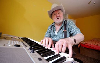 Cụ ông 78 tuổi bỗng dưng biết chơi đàn piano sau cơn đột quỵ