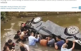 Ô tô lật nhào xuống sông, dân làng nhảy xuống cứu 5 mạng người