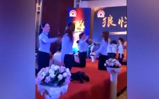 Công ty bắt hàng chục nữ nhân viên quỳ trên sân khấu tát nhau để... 'gắn kết'