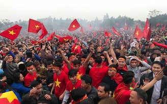 Biển người nhà Quang Hải vỡ òa ăn mừng bàn gỡ hòa đẹp thần sầu