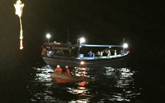 Tàu cá bị chìm, 5 ngư dân được đưa vào bờ an toàn