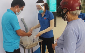Cây ATM gạo đầu tiên ở Bình Định phát gạo miễn phí cho người dân