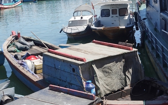 Bình Định: Tạm giữ tàu cá '3 không', tàng trữ bộ kích điện trái phép