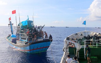 Cứu hộ tàu cá BĐ 98089 TS cùng 3 ngư dân Bình Định đang thả trôi
