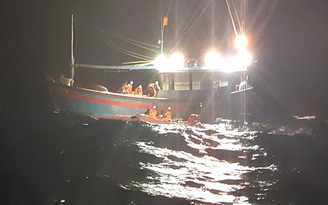 Tàu cá Bình Định có nguy cơ bị chìm, 4 ngư dân cầu cứu