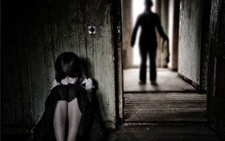 Cô gái 17 tuổi suýt bị hiếp dâm trên đường chở bạn nhậu của cha về nhà