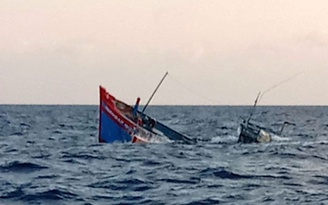 Tàu cá Phú Yên chở 7 ngư dân bị chìm do va chạm tàu cá Bình Định