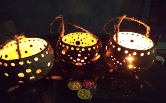 Độc đáo lồng đèn làm bằng gáo dừa gửi kèm quà trung thu cho trẻ em