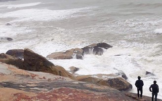 Bình Định: Hai người bị sóng biển cuốn mất tích khi đang câu cá