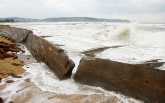 Bão số 9: Sóng biển ven bờ tỉnh Bình Định cao từ 2 - 5 m