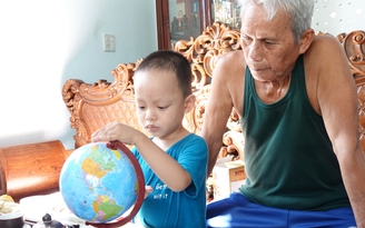 Chuyện lạ ở Bình Định: Cháu bé 4 tuổi tự biết đọc tiếng Việt và tiếng Anh