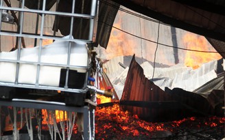 Bình Định: Cháy lớn tại khu nhà xưởng chứa đồ gỗ ở Khu công nghiệp Phú Tài