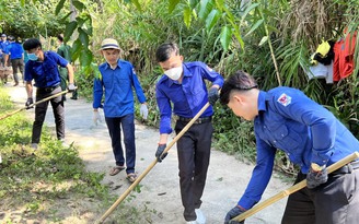 Bình Định: Sinh viên Lào tham gia chiến dịch Mùa hè xanh tại xã đảo Nhơn Châu