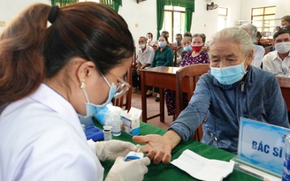 Bình Định: Tư vấn sức khỏe và tặng quà cho người dân có hoàn cảnh khó khăn