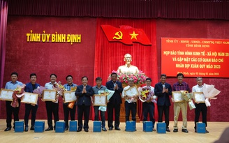 Chủ tịch UBND tỉnh Bình Định tặng 2 bằng khen cho VP đại diện Báo Thanh Niên