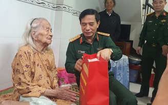 Đại tướng Phan Văn Giang trao 600 suất quà tết tại Bình Định