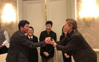 Khoảnh khắc Song Kang Ho và Brad Pitt bắt tay gây sốt