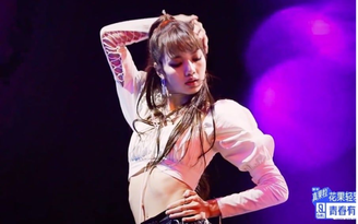 Lisa (Black Pink) gây sốt khi sang Trung Quốc làm huấn luyện show sống còn