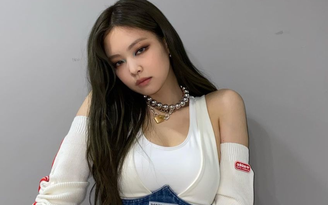 Trang phục diễn của Jennie (BlackPink) lại gây tranh cãi