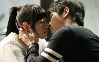 ‘Bom sex’ Clara từng đóng cảnh tình cảm với Song Joong Ki