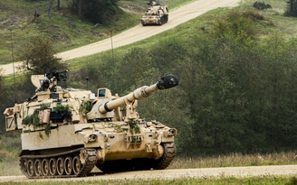 Mỹ bắt đầu bơm vũ khí tấn công cho Ukraine với xe chiến đấu Bradley, pháo tự hành Paladin